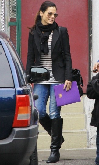 Как носить синие джинсы с черными кожаными сапогами