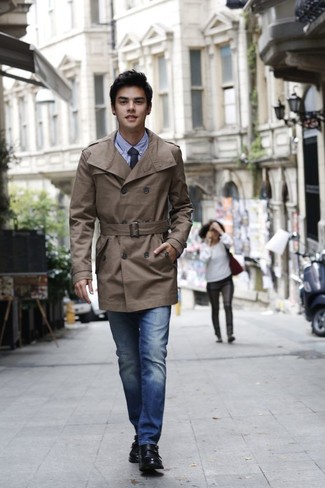 Как носить синие джинсы с черными кожаными монками