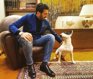 Как носить синие джинсы с черными кожаными монками