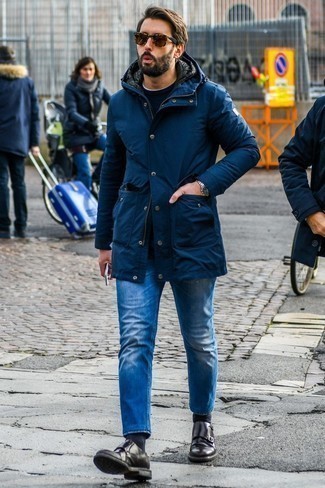 Как носить синие джинсы с черными кожаными монками