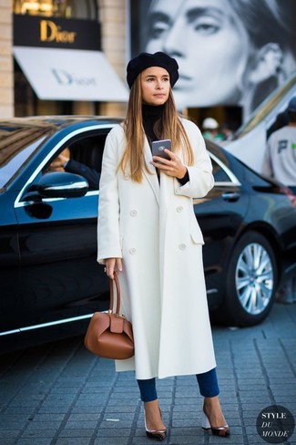 Как носить синие джинсы с черными кожаными туфлями