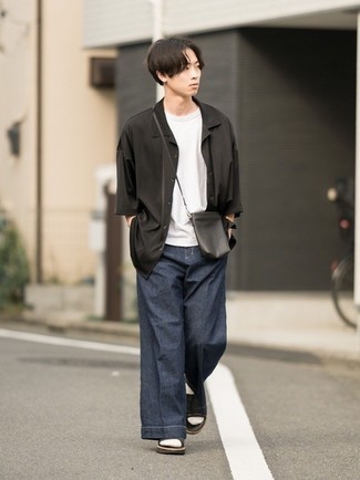 Как носить синие джинсы с черными кожаными сандалиями мужчине