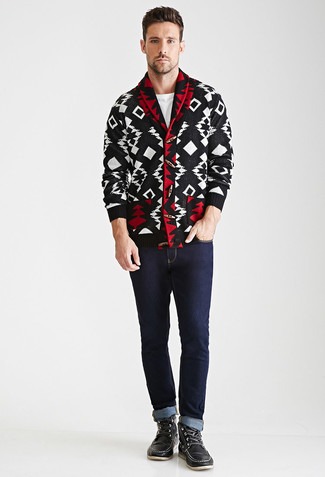 Как носить синие джинсы с черными кожаными рабочими ботинками мужчине