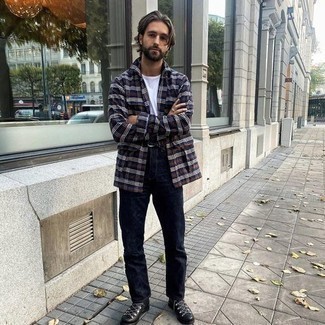 Как носить синие джинсы с черными кожаными рабочими ботинками мужчине