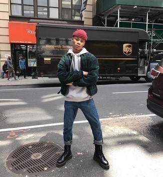 Как носить синие джинсы с черными кожаными рабочими ботинками мужчине