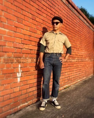 Как носить синие джинсы с черными низкими кедами мужчине