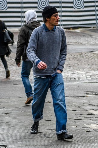 Как носить синие джинсы с черными низкими кедами мужчине