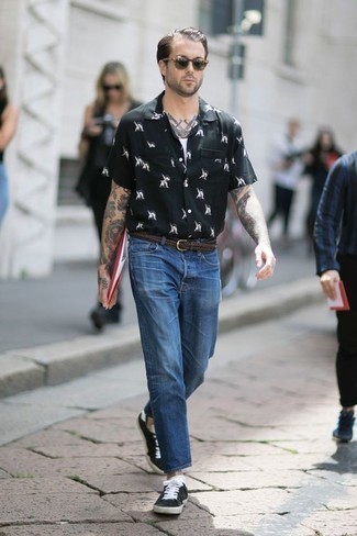 Как носить синие джинсы с черными низкими кедами мужчине