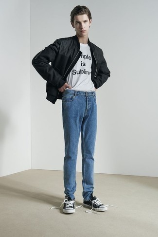 Как носить синие джинсы с черными низкими кедами мужчине