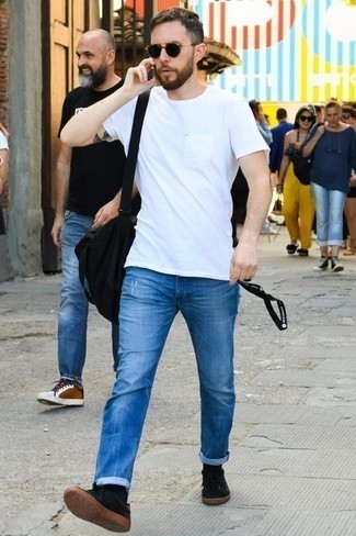 Как носить синие джинсы с черными низкими кедами мужчине