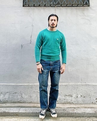 Как носить синие джинсы с черными низкими кедами мужчине