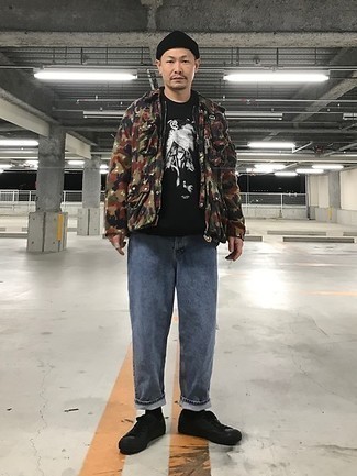 Как носить синие джинсы с черными низкими кедами мужчине