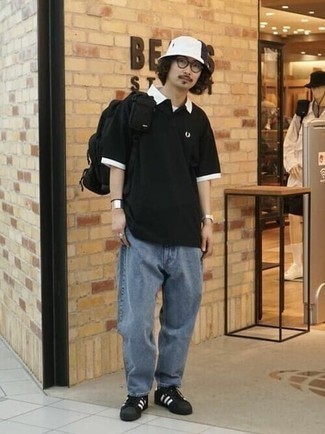 Как носить синие джинсы с черными низкими кедами мужчине