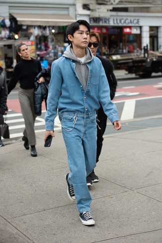 Как носить синие джинсы с черными низкими кедами мужчине