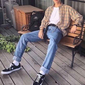 Как носить синие джинсы с черными низкими кедами мужчине