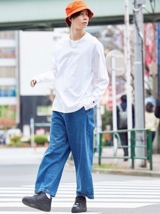 Как носить синие джинсы с черными низкими кедами мужчине