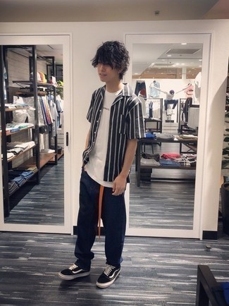 Как носить синие джинсы с черными низкими кедами мужчине