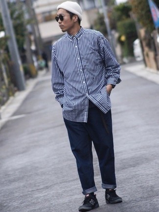 Как носить синие джинсы с черными низкими кедами мужчине