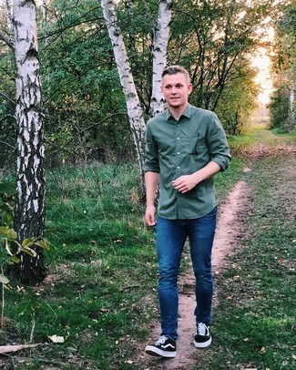 Как носить синие джинсы с черными низкими кедами мужчине