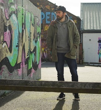 Как носить синие джинсы с черными низкими кедами мужчине