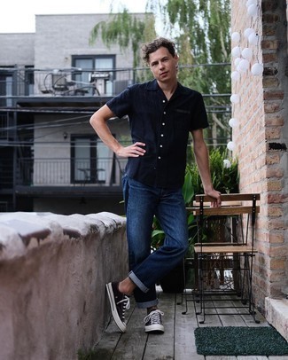 Как носить синие джинсы с черными низкими кедами мужчине