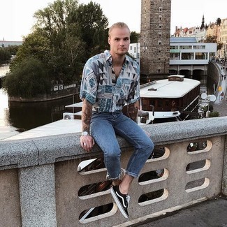 Как носить синие джинсы с черными низкими кедами мужчине