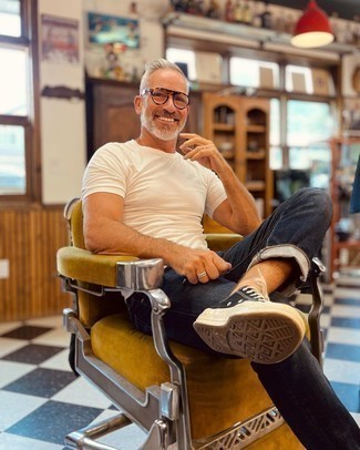 Как носить синие джинсы с черными низкими кедами мужчине