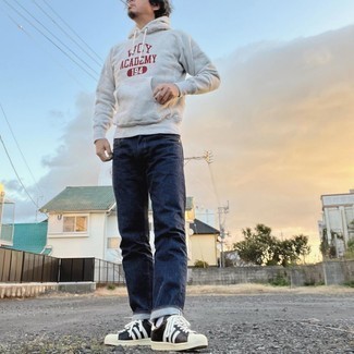 Как носить синие джинсы с черными низкими кедами мужчине