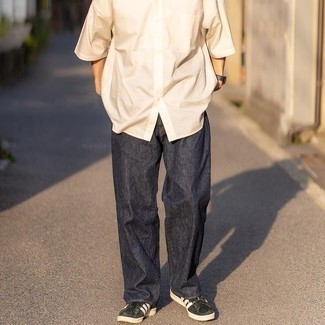 Как носить синие джинсы с черными низкими кедами мужчине