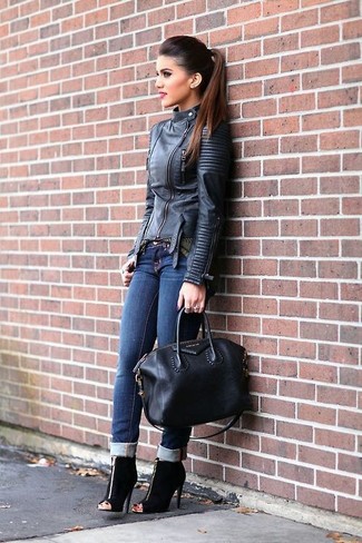 Как носить синие джинсы с черными замшевыми ботильонами