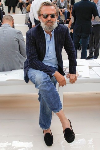 Как носить синие джинсы с черными замшевыми лоферами мужчине