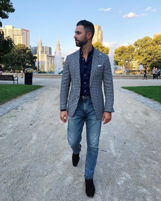 Как носить синие джинсы с черными замшевыми лоферами мужчине