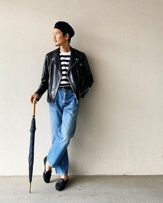 Как носить синие джинсы с черными замшевыми лоферами мужчине