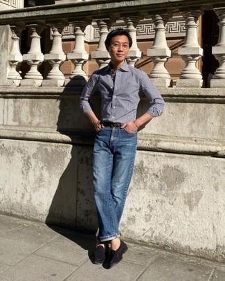 Как носить синие джинсы с черными замшевыми лоферами мужчине