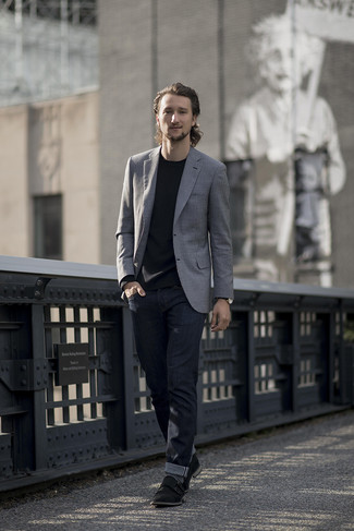 Как носить синие джинсы с черными замшевыми монками