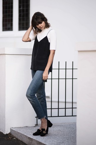 Как носить синие джинсы с черными замшевыми туфлями