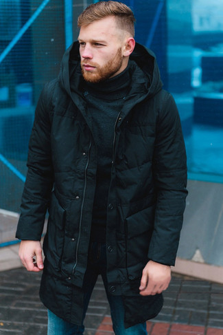 Как носить синие джинсы с черной водолазкой мужчине