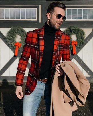 Как носить синие джинсы с черной водолазкой мужчине