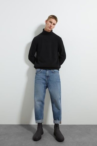 Как носить синие джинсы с черной водолазкой мужчине