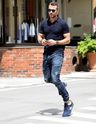 Как носить синие джинсы с синими кроссовками мужчине