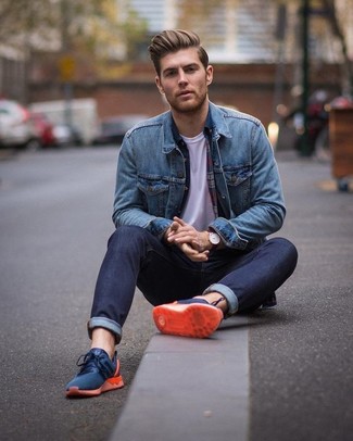 Как носить синие джинсы с синими кроссовками мужчине