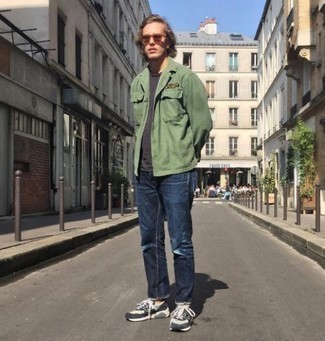 Как носить синие джинсы с синими кроссовками мужчине