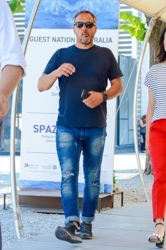 Как носить синие джинсы с синими кроссовками мужчине