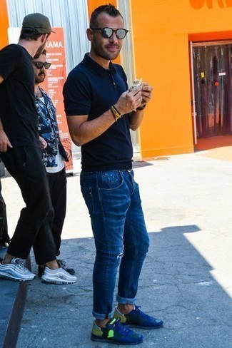 Как носить синие джинсы с синими кроссовками мужчине