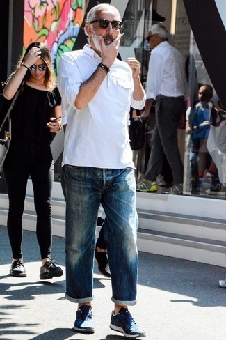 Как носить синие джинсы с синими кроссовками мужчине