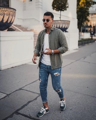 Как носить синие джинсы с синими кроссовками мужчине