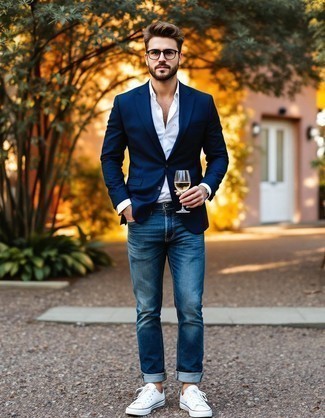 Как носить синие джинсы с синим пиджаком мужчине