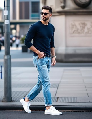 Как носить синие джинсы с синим свитером с круглым вырезом мужчине