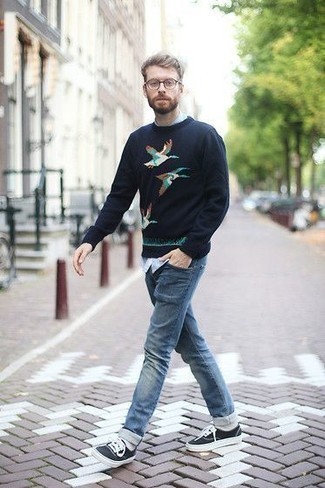 Как носить синие джинсы с синим свитером с круглым вырезом мужчине