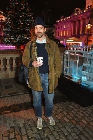 Как носить синие джинсы с синим свитером с круглым вырезом мужчине